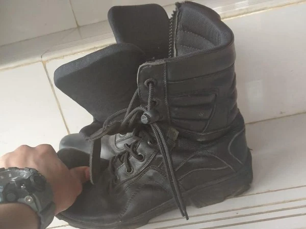 Ini Sepatu yang Diperkarakan Petugas Damkar Depok 'Pembongkar Korupsi'