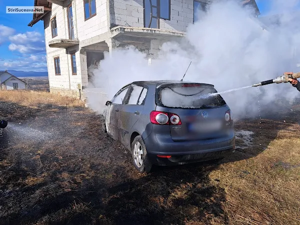 Autoturism distrus complet de un incendiu provocat intenționat, la Cajvana