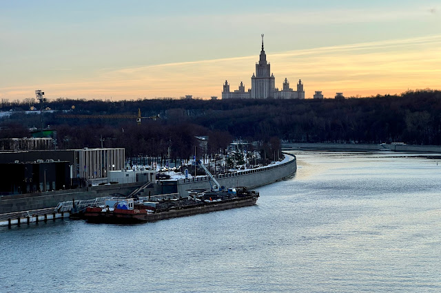 вид с Бережковского моста, Лужники, Москва-река, Воробьёвы горы, здание МГУ