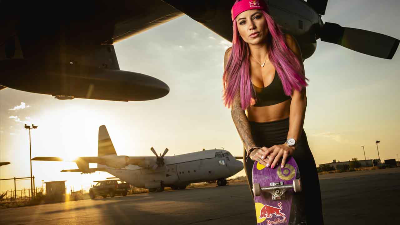 Leticia Bufoni, skatista brasileira, realiza manobra de skate incrível ao saltar de um avião a 2.750m de altura