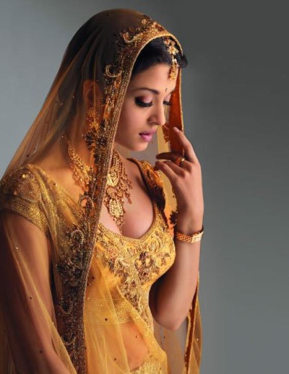 aishwarya rai unseen hot cleavage still in yellow designer embroidary 