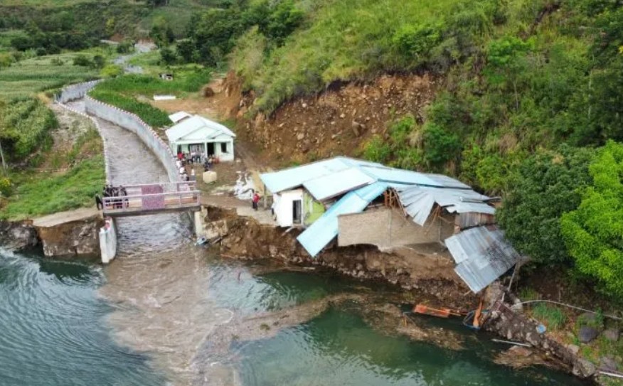 Longsor di Samosir, Dua Rumah dan Dua Mobil Tenggelam ke Danau Toba