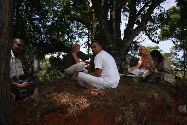 Sankarshan Das and Devotees share a picnic of Krishna Prasadam