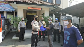 Polsek Umbulharjo Salurkan Bantuan Sosial Sembako ke Warga