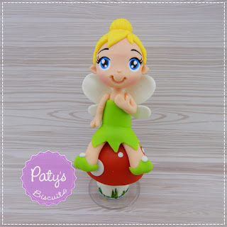 Miniatura Tinker Bell (Sininho) sentada no cogumelo - Enfeite de mesa de festa infantil - Paty's Biscuit