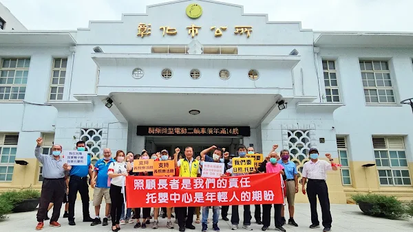 ▲向陽里長游寬棟（中穿黃背心者）帶領數十名贊同興建長照樂活館的里長到市公所大門口表達強烈支持。（記者林明佑攝）