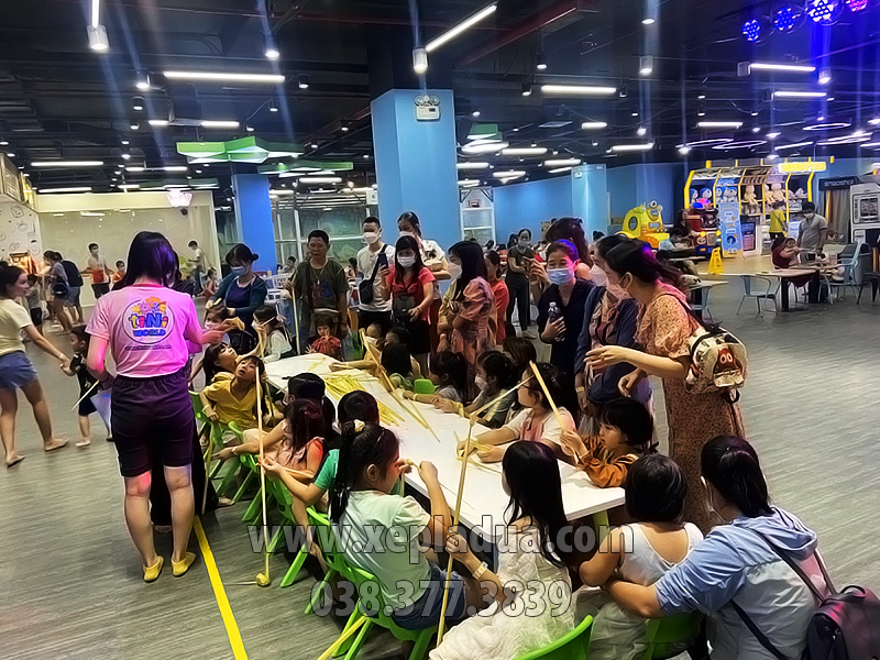 Workshop hướng dẫn cách thắt cào cào lá dừa tại Tini Word Aeon Tân Phú