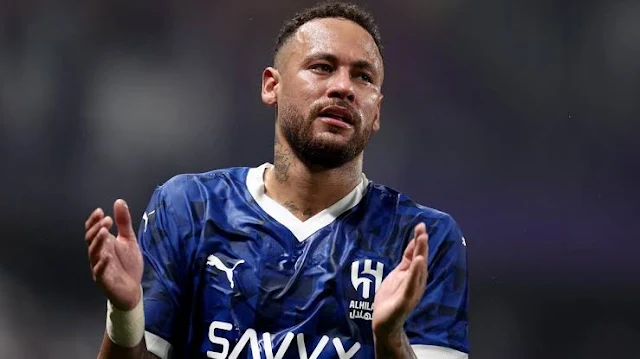 Le feuilleton Neymar prend un nouveau tournant. Depuis son arrivée à Al-Hilal en août 2023, la star brésilienne n'a pas connu la stabilité souhaitée. Enchaînant les pépins physiques - une grave blessure au genou suivie d'une lésion aux ischio-jambiers -, Neymar pourrait quitter prématurément le club saoudien. Selon les dernières informations, le joueur de 32 ans aurait donné son accord pour retourner à Santos, son club formateur. Initialement prévu pour juin 2025 à l'expiration de son contrat avec Al-Hilal, ce retour pourrait se concrétiser dès janvier prochain. Des discussions seraient en cours entre Neymar et le club saoudien pour une résiliation anticipée. Pourquoi Santos ?  Santos, où Neymar a fait ses premiers pas en professionnel, est actuellement en tête de la deuxième division brésilienne. Un retour aux sources permettrait à la star brésilienne de retrouver ses racines et de contribuer à ramener le Peixe en Série A. De plus, le projet sportif de Santos, combiné à l'affection que porte Neymar à ce club, pourrait peser dans la balance. Quels sont les enjeux pour Al-Hilal ?  Pour Al-Hilal, la situation est délicate. Le club saoudien a réalisé un investissement important pour s'attacher les services de Neymar, mais les blessures récurrentes du joueur ont considérablement réduit son temps de jeu. Une résiliation de contrat pourrait être envisagée si les deux parties parviennent à trouver un accord financier. Et pour Neymar ?  Un retour à Santos représenterait pour Neymar une sorte de retour aux sources. Il pourrait y retrouver le plaisir de jouer au football sans la pression immense qui accompagne son statut de superstar. De plus, cela lui permettrait de redorer son blason après une période difficile à Paris et en Arabie Saoudite. l'avenir de Neymar reste incertain. Si les négociations aboutissent, son retour à Santos serait un événement marquant pour le football brésilien. Affaire à suivre...