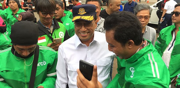 Diajak Nyate Bareng Oleh Menhub BKS, Pengemudi Ojol Dapat Titipan Khusus