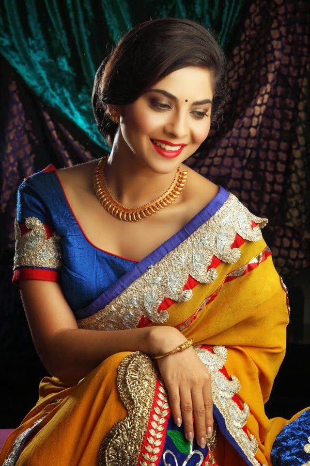 Marathi Actress Sonalee Kulkarni Photos Images 