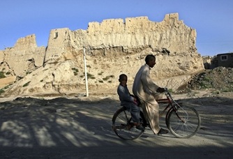 chavales_bicicleta_ciudad_afgana_Ghazi_suroeste_Kabul
