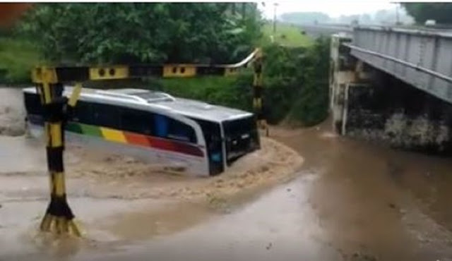Video Supir Bus P.O Sinar Jaya Saat Terjang Banjir