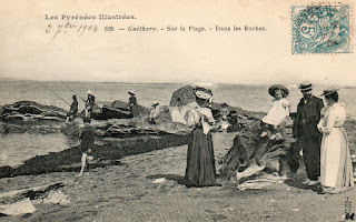 pays basque autrefois plage ombrelle labourd