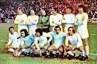 REAL MADRID C. F. Temporada 1975-76. Sol, Benito, Miguel Ángel, Pirri, Camacho, Breitner. Amancio, Vitoria, Santillana, Roberto Martínez y Netzer. REAL MADRID C. F. 2 🆚 SEVILLA F. C. 0 Sábado 13/03/1976. Campeonato de Liga de 1ª División, jornada 26. Madrid, estadio Santiago Bernabéu. GOLES: ⚽1-0: 42’, Pirri, de penalti. ⚽2-0: 85’, Velázquez.