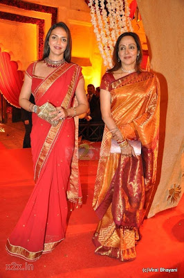  Esha Deol with Hema Malini Hot Photo