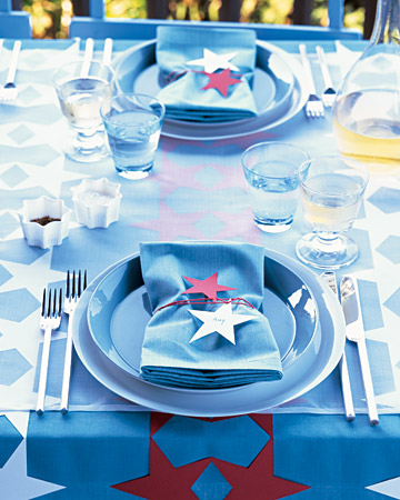  white and blue star patterned table cloth to the organza runner and oh 