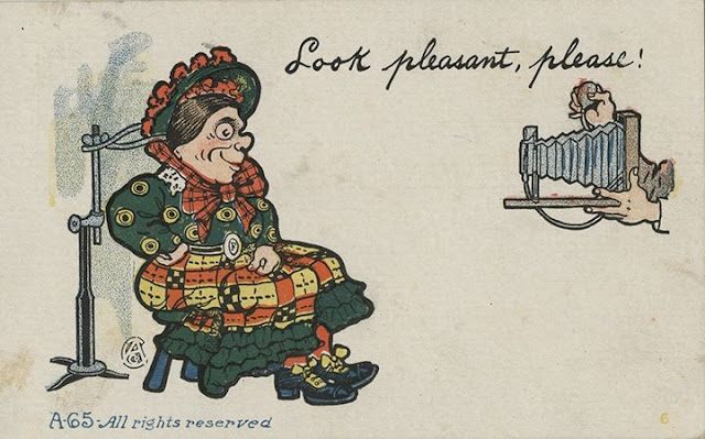 Tarjeta postal de un fotógrafo en 1908. Puede observarse la publicidad con el aparato de sujeción .