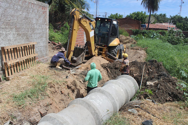 Prefeitura de Caraúbas soluciona problemática de sistema de esgoto com grande serviço no centro de Caraúbas