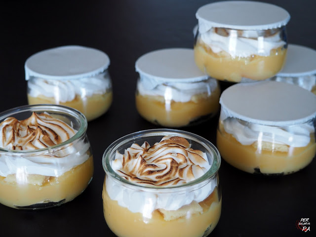 Vasitos de lemon curd, merengue y masa sablé. O un lemon pie encerrado en un bote.