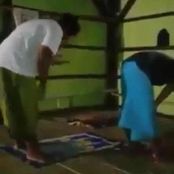 Video Salat Berjemaah Sambil Main HP yang Dikaitkan dengan Penistaan Agama