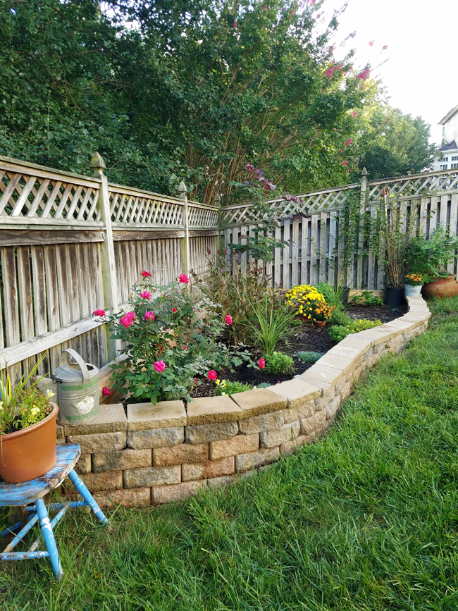 Raised Garden Bed Against Fence - Remodelando la Casa