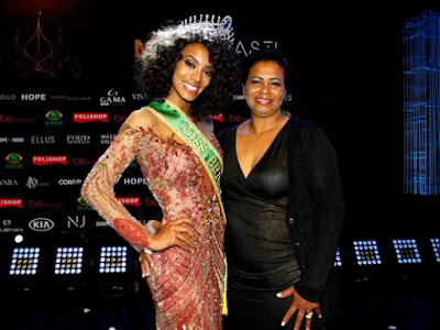 Beauty queen posing with her mother, Roseneide Oliveira Santana 