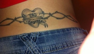 tatuaje con un corazón incluido para mujeres en la espalda baja