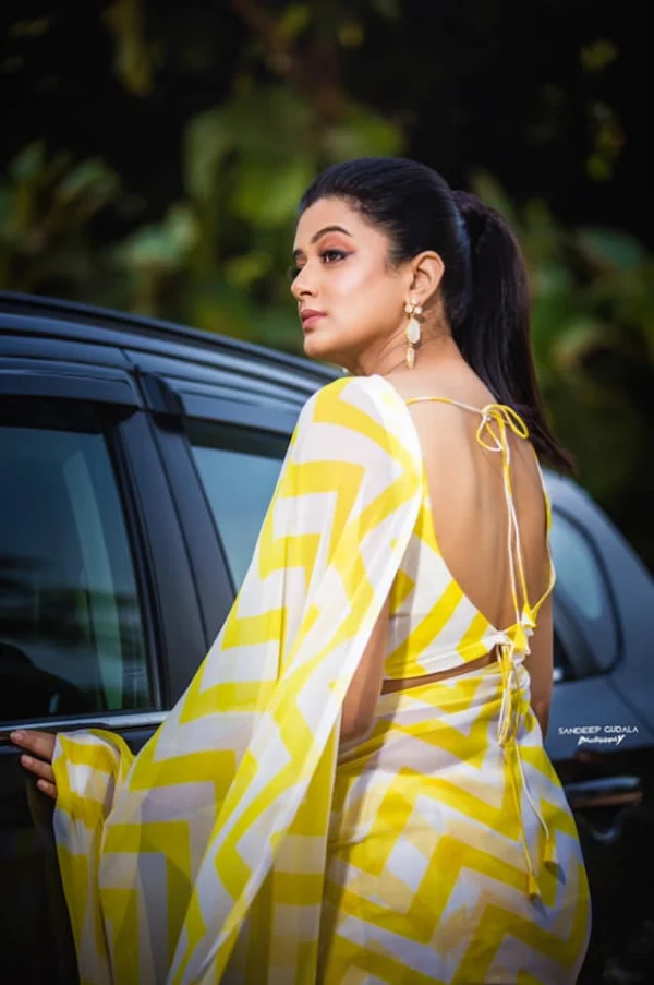 priyamani backless saree hot south indian actress