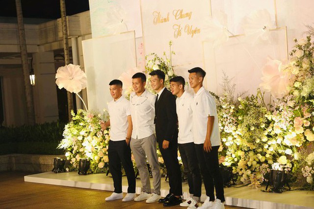 Dàn cầu thủ Việt rộn ràng cưới hỏi nửa đầu năm 2022: Thủ môn Bùi Tiến Dũng gây bất ngờ nhất - Ảnh 3.