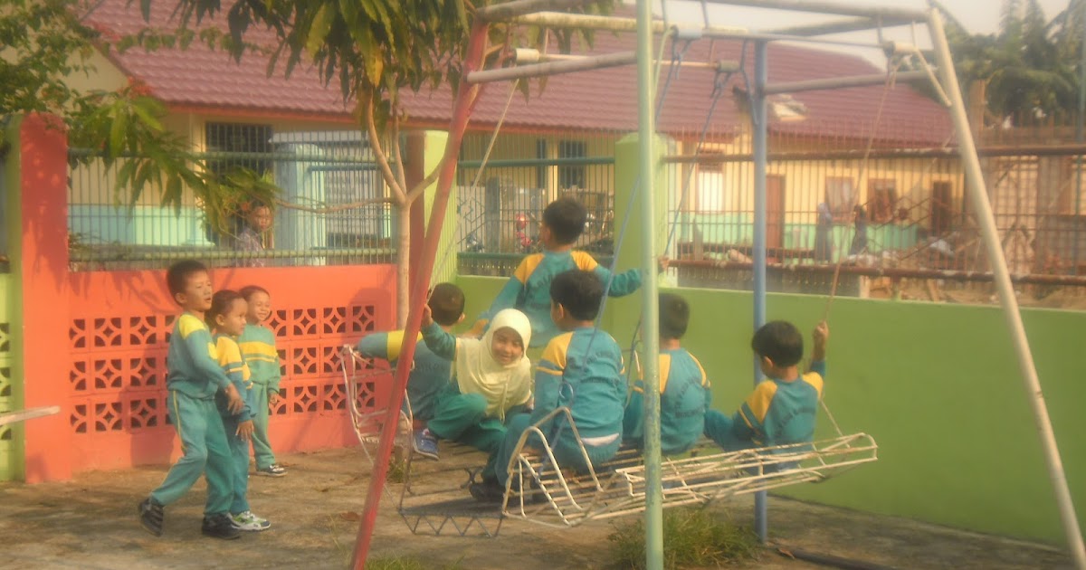 TK Muslimat NU Khoirunnisa Bermain Bersama di Halaman Sekolah