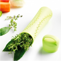 L'infuseur en silicone permet de ne pas avoir de morceaux d'herbes dans le plat.