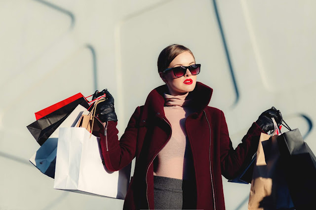 Glamorous lady holding lots of expensive shopping bags