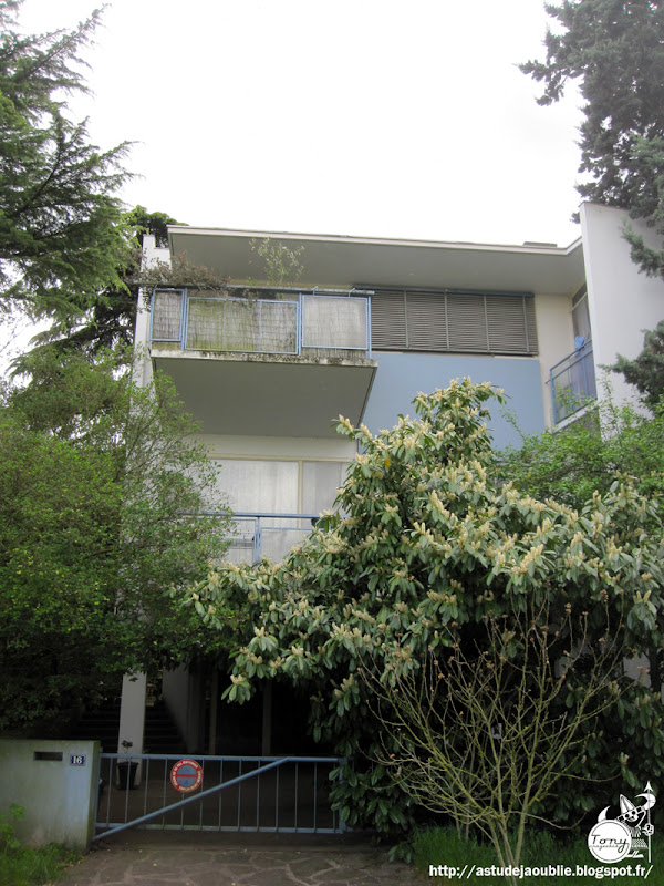 Saint Maur des Fossés - Maison Crétin-Maitenaz - Parc de Champignol, La Varenne Saint Hilaire.  Architectes: Claude Parent, Claude Choque  Ingénieur: Pierre Lhomme  Construction: 1958-1959