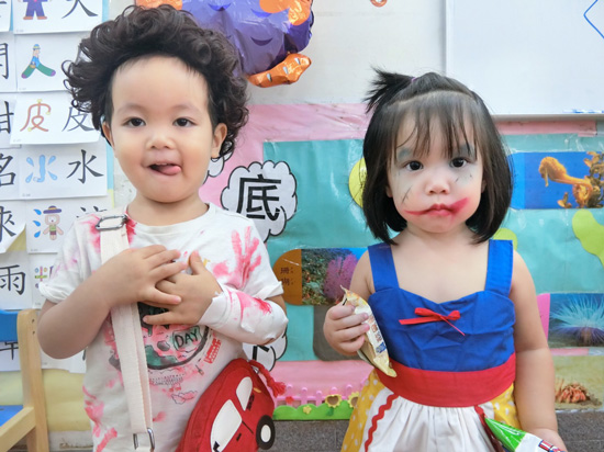 童心園幼兒園孩子在臉上或衣服畫上俏皮的萬聖妝。