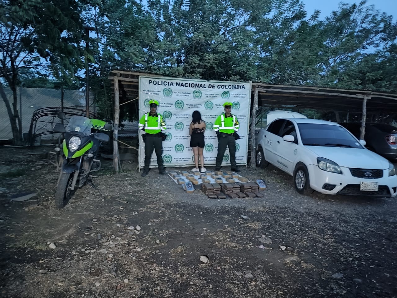 https://www.notasrosas.com/ En zona rural de Hatonuevo - La Guajira capturada mujer con 49.8 kilos de marihuana