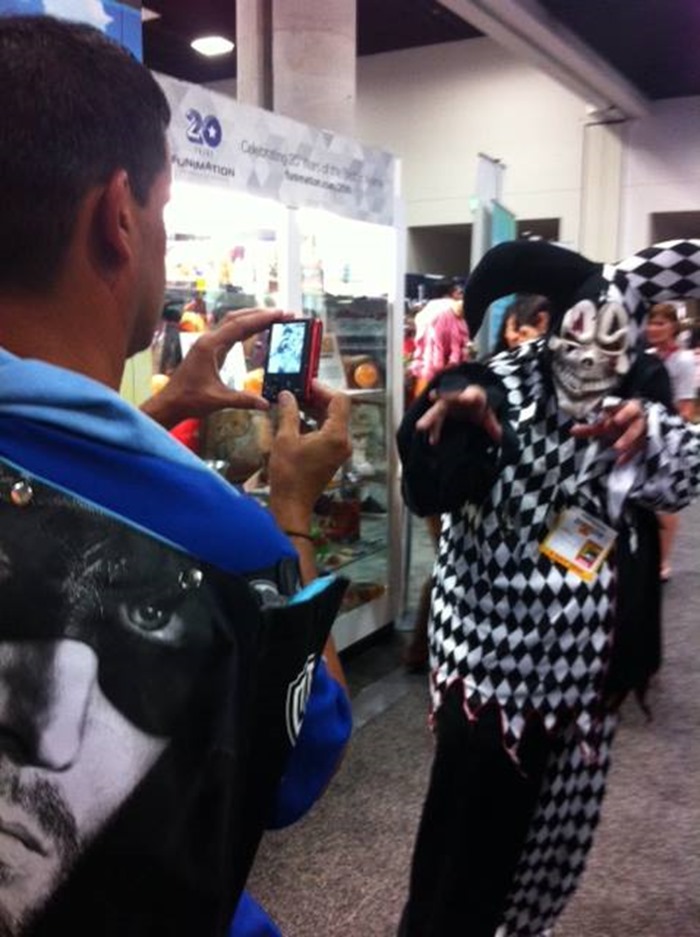 peter-jackson-comic-con-disguise-evil-jester-3