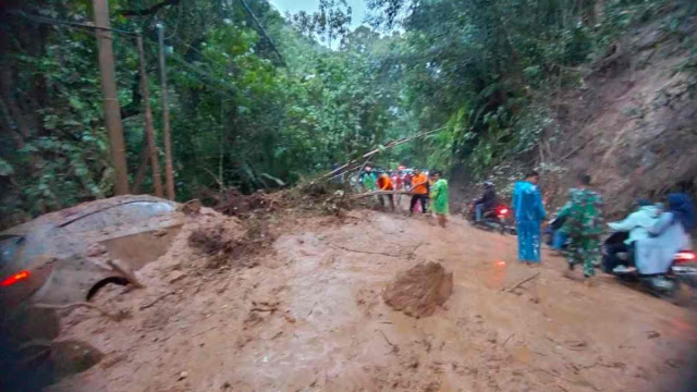 Longsor Dekat Kelok 9, Suami Istri dalam Mobil Tertimbun