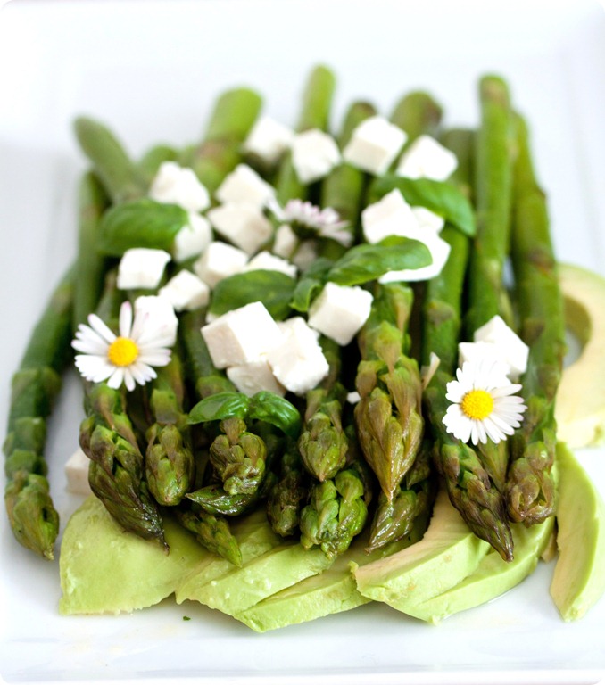Lukewarm salad with avocado and feta cheese