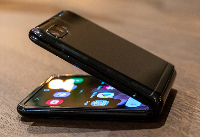 يتم تحديث هاتف Galaxy Z Flip الأصلي بنظام Android 13 المستقر