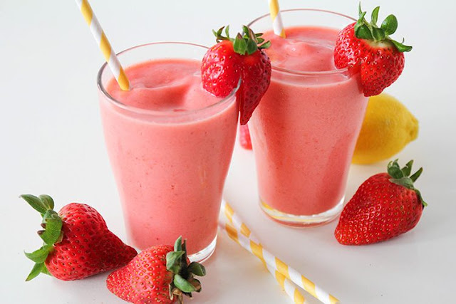 Healthy Strawberry Smoothies with Yoghurt