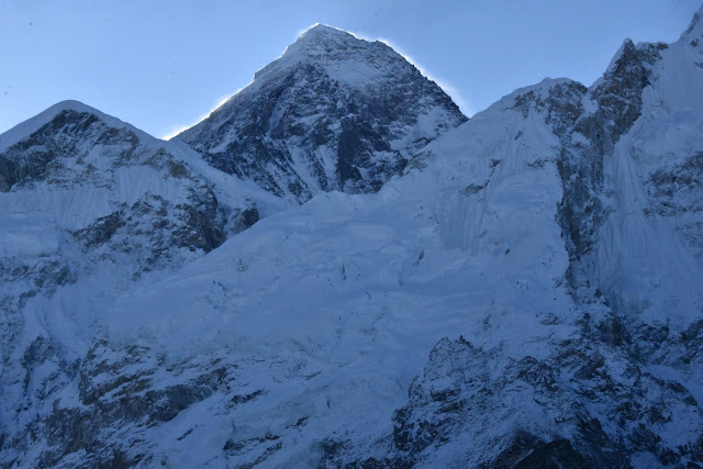 Levé du soleil derrière l'Everest