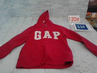 中古品　子供服　１２０㎝　GAP　レッド　プルオーバー　３９８円