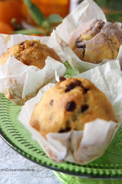 Christmas muffin con gocce di cioccolato, marmellata di mandarini, cannella e aroma di limone