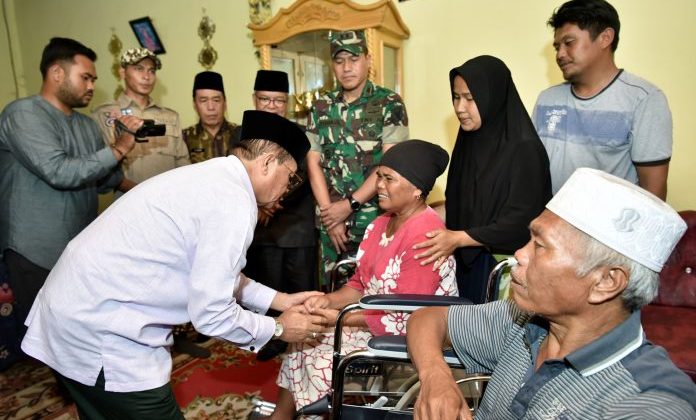 Wabub Ami Taher Dampingi Gubernur Serahkan Bantuan Untuk Disabilitas Di Siulak