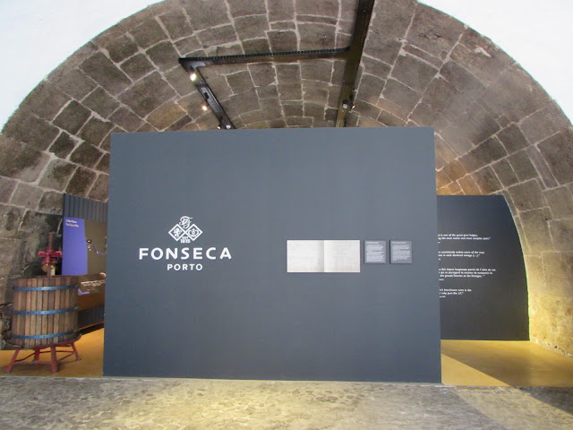 Placar com o nome Fonseca Porto na entrada das caves Fonseca