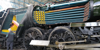 Cross section of steam engine in York Railway Museum