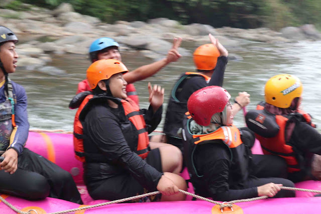 rafting arung jeram di sungai cipunagara subang