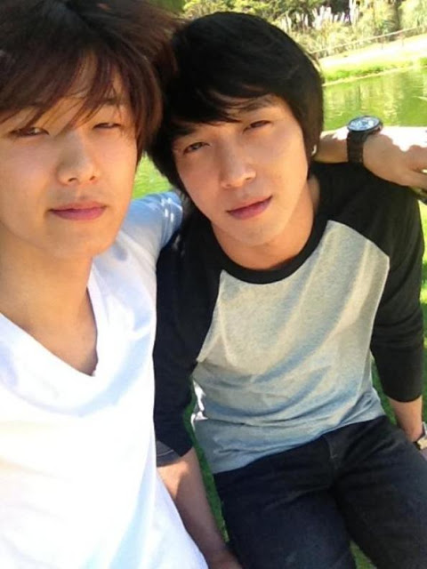 Yonghwa dan Minhyuk CN Blue Selca Tanpa Make-Up