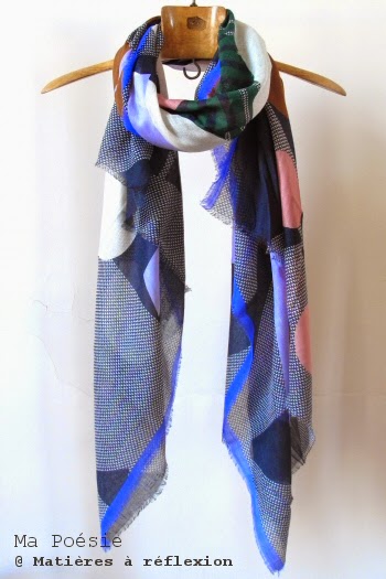 Foulard fluide printanier Ma Poésie gris-rose-bleu Scarabée