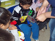 Los niños felices reciben sus regalos y colaciones